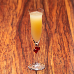 桃とスパークリングワインのカクテル