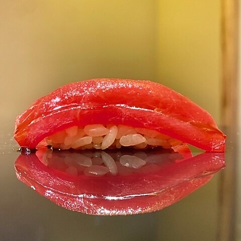 鮮度抜群の魚介で丁寧に仕込んだ鮨や逸品と、厳選日本酒のマリアージュを楽しめるお店