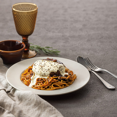 ハンバーグが乗ったデミチーズパスタ