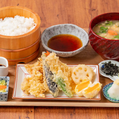 定食、天丼、天茶漬けで三度楽しめる天ぷらランチ♪