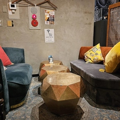 人数に合わせてお席を動かすことができます。1人用ソファや複数名用ソファなど、事前にご希望があれば、お気軽にご相談ください！