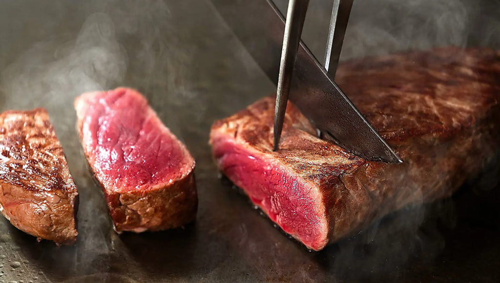 美味しい鉄板焼き料理を堪能する大人のひととき。シェフの洗練された技が光る鉄板焼きをご賞味あれ。