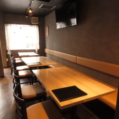4人掛けテーブルを5卓ご用意しており、連結することで大人数にも対応可能です。落ち着いた雰囲気の店内で、女子会や各種ご宴会に最適◎ゆったりと美味しい料理とお酒をお楽しみいただけます。