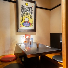 【仕切りで人数に合わせた個室空間】お座敷は4名様～ご利用できるお席をご用意しております◎暖かな間接照明が雰囲気漂う、こじんまりとした空間はプチ宴会やご家族でのお食事などにぴったりです！ご家族やご友人、会社の仲間とゆったりとした贅沢なひとときをお楽しみいただけます。ぜひ、ご利用お待ちしております！！