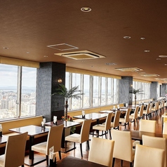 大規模な団体様でもゆとりを持って着席できるキャパシティを誇ります。18階からの絶景を独占できる貸切スタイルは、ゲストの皆様にとっても忘れられない体験となるはず！音響設備等の詳細については、事前にお店までお問い合わせいただければスムーズです。駅近の利便性と絶景を兼ね備えております。ぜひご利用ください。