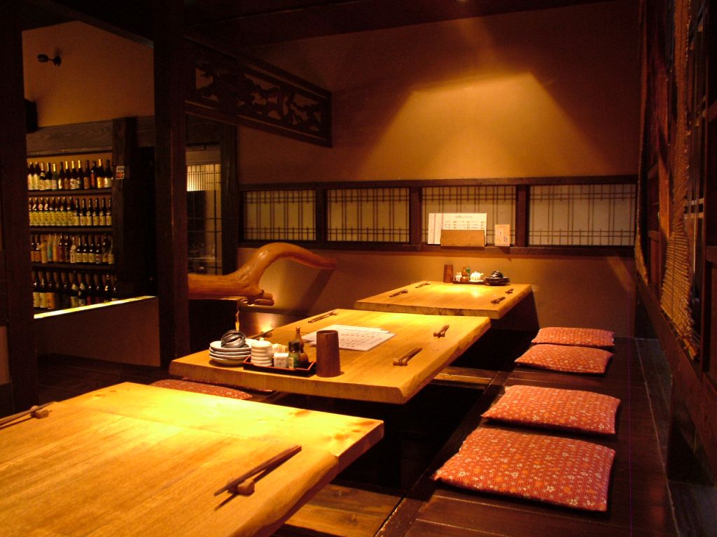 欄間・障子、昔ながらの情緒ある造りと優しい灯り！のんびり寛げる掘ごたつ席！貸切25名～