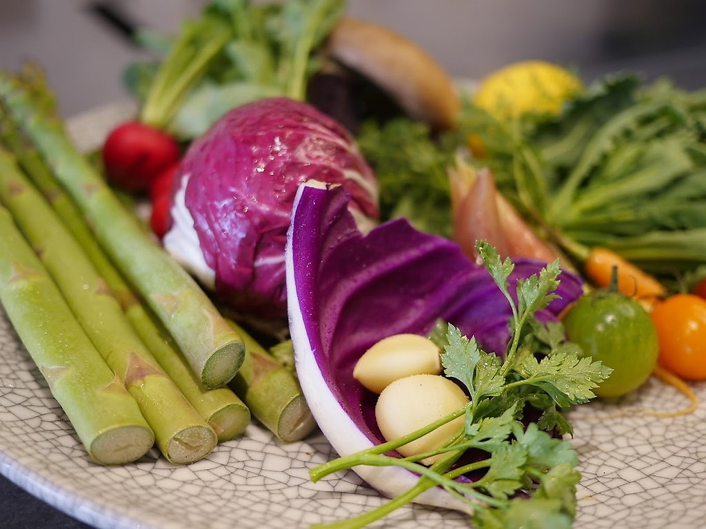 季節ごとに変わる信州が誇る旬の食材を鉄板で調理。それぞれの素材を十分に生かす料理をご堪能あれ。