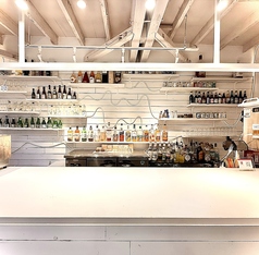 【立ち飲みテーブル席 1～2名様】おひとりさまでも気軽に立ち寄れる居酒屋です。お仕事帰りや買い物帰りにふらっと訪れるのもおすすめ！サク飲みしたい方にもぴったりなスポットです。