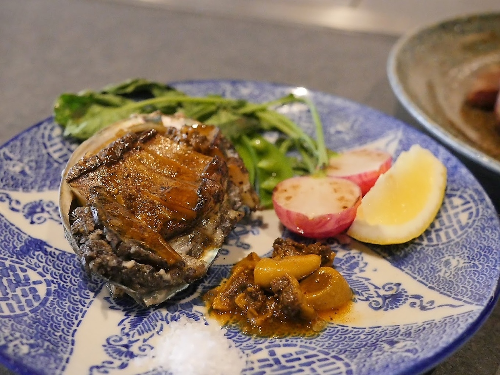 素材の旨味を贅沢に味わう活天然鮑。鉄板で仕上げる極上の一品をぜひご予約の上でお楽しみください。