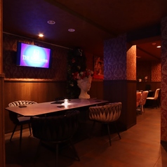 【テーブル席：9名～14名様】最大14名様までご利用いただける広めのテーブル席は、大人数でのパーティーや会食に最適です。おしゃれな雰囲気の中で、みんなで盛り上がる楽しい時間をお楽しみください。