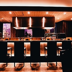 【接待に最適な角カウンター】適度な距離感でお話しいただけるカウンターの角席は、ご接待にも人気です。行き届いたサービスと共に、最高級の地鶏をおもてなしにご活用ください。