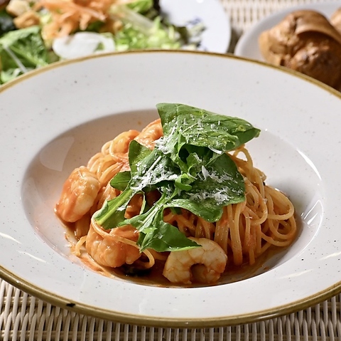 プリっと食感の海老とルッコラのトマトクリームパスタ