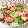 料理メニュー写真 牛内もものローストビーフサラダ仕立て