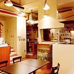 【1階席】まるで南インドの風を感じるような、異国情緒あふれる1階席。インドから取り寄せた調度品や、温かみのある照明が、お客様を非日常の世界へと誘います♪ランチやディナーでの普段使いはもちろん、お一人様でも気兼ねなくお過ごしいただけます。