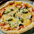 料理メニュー写真 特製ピザ（トマトソース/カレーソース）