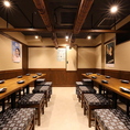 三宮駅すぐの「備長串屋わたる 神戸三宮本店」では、2階フロアの貸切予約を承っております！会社宴会や歓迎会、送別会、同窓会はもちろん、女子会や友人との食事会にも最適なプライベート空間です。備長炭串焼きや六白黒豚の鍋を囲み、種類豊富な飲み放題と共に特別なひとときを。大人数での集まりにぜひご利用ください。