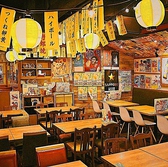 【大衆居酒屋】お祭り気分になれると好評の内装です！自慢の居酒屋料理と激安ドリンク何杯でもゆったり堪能出来るように、テーブル席、ソファー席、ボックス席などレイアウト様々に、多種多様なお席をご用意！名物のでか唐揚げ（1個219円）は絶対食べてくれトリー！ 