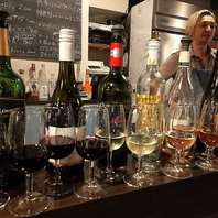 グラススパークリングやその日のグラスワインは15種程。