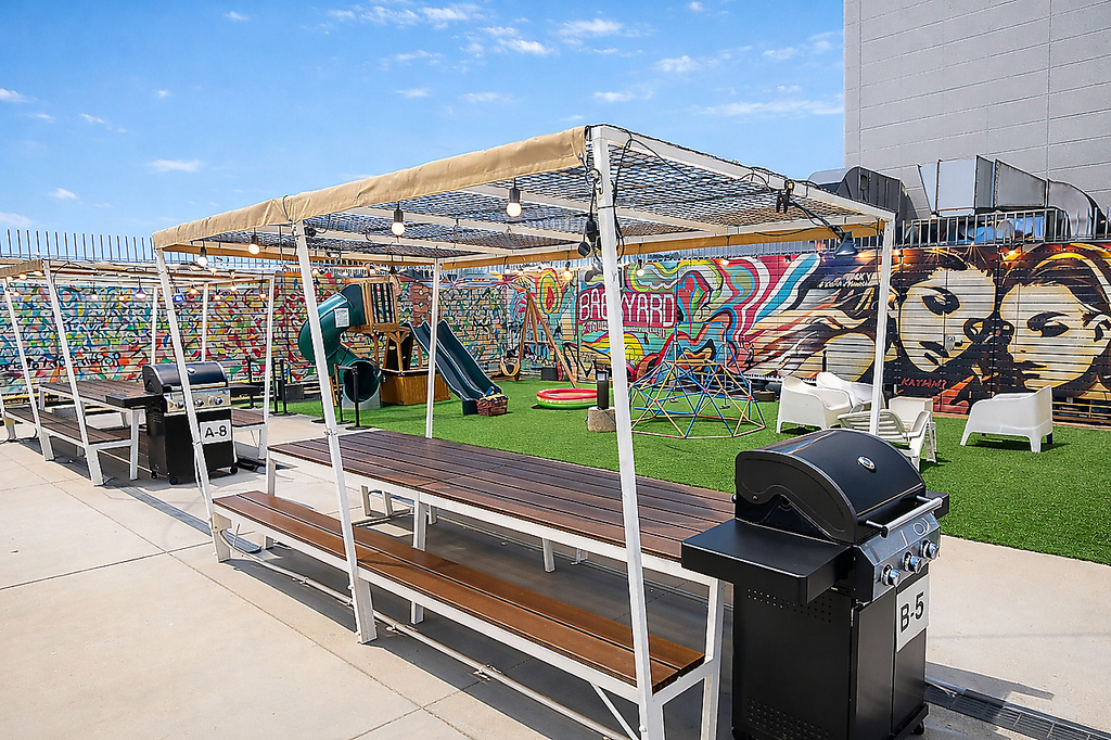 カジュアルエリア。開放的な雰囲気でBBQをしたい方や大人数でワイワイしたい方におすすめエリアです