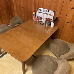 小上がり6名掛けテーブル席×1卓、4名掛けテーブル席×2ご用意しております