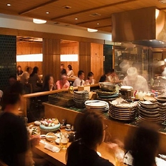 奥行きのあるカウンター席ではオープンキッチンに陣取る職人技を眺めることもできます。
