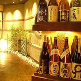 地酒、地焼酎は常時30種類以上取り揃えています。女性に人気の地梅酒や果実酒も豊富♪ずらっと並ぶ焼酎・日本酒の一升瓶が、和の雰囲気を一層駆り立てます。