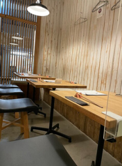 大切な人、お仕事仲間、お友達とのおつまみとお酒に最適な空間を用意しています。バラエティ豊かなメニューで、皆様のお好みに合わせた料理を楽しめます。テーブル席は連結することで5名～9名で利用することも可能です。