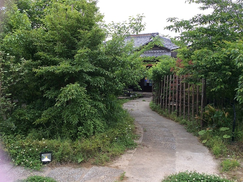 まるで魔法にかかった様に時間を忘れ心地よいひと時を。緑に囲まれた隠れ家カフェ。