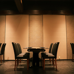 テーブル席は、落ち着いた雰囲気の中で特別なひとときを楽しむのに最適な空間です。シンプルで洗練されたデザインが施され、温かみのある木材と心地よい座椅子が、リラックスした食事体験を提供いたします。広々としたテーブルは、友人や家族との会話を楽しむのにぴったりで、料理をゆったりと味わえる環境が整っています。