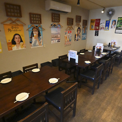 4人様席（テーブル席は合計22席分ございます）/老若男女問わず賑やかで活気のあるアットホームな店内です。