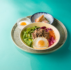 春野菜のサラダガパオ丼