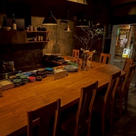 一枚板で作り上げた当店自慢のカウンター席◎