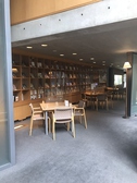 図書室・喫茶コーナーでは，渡辺淳一の著作や趣味の実用書など1,700冊ほどの蔵書を閲覧いただけます。（貸し出しは行っておりません）