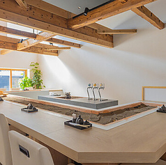 当店は、ゆったりとしたカウンター席を15席ご用意しております。仕事帰りの一杯やデート、気軽な食事にぴったりです。また、スタッフとの会話も楽しめるため、初めてのお客様もリラックスして過ごせます。