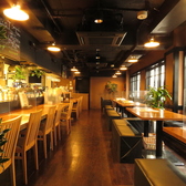 着席最大40名様、立食形式なら最大50名様まで対応可能な広々とした空間です。宴会幹事様のこだわりや、パーティーの規模に合わせた柔軟なレイアウト提案をさせていただきます。