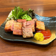 厚切りベーコンの藁焼き
