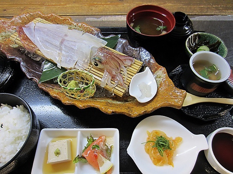「須佐男命イカ」の活イカ姿造りを食べられます　全席個室