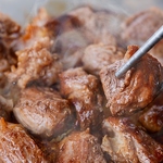 目の前でジュージューと焼く光景は食欲をそそります。