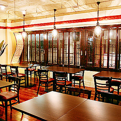 【2階席】開放感のある広々とした2階席は、ご家族やグループでのご利用に最適です。木目を基調とした落ち着いた雰囲気の中で、心ゆくまでお食事をお楽しみいただけます。大人数での集まりや、宴会などにも対応可能です♪