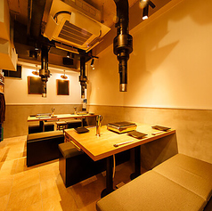 ゆったりと配置されたテーブル席で、プライベートな時間をお楽しみください。ご家族や大切な方との食事にぴったりな、落ち着いた空間をご提供いたします。