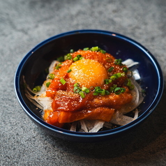 サーモンユッケ