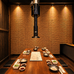 のれんや仕切りで区切ってある半個室になります。周囲を気にせず大切な方々との時間を楽しむことができる空間です。落ち着いた雰囲気の中で心地よい食事をお楽しみいただけます。団体様の場合はその日の予約状況に応じて、仕切りを広げて対応可能です。