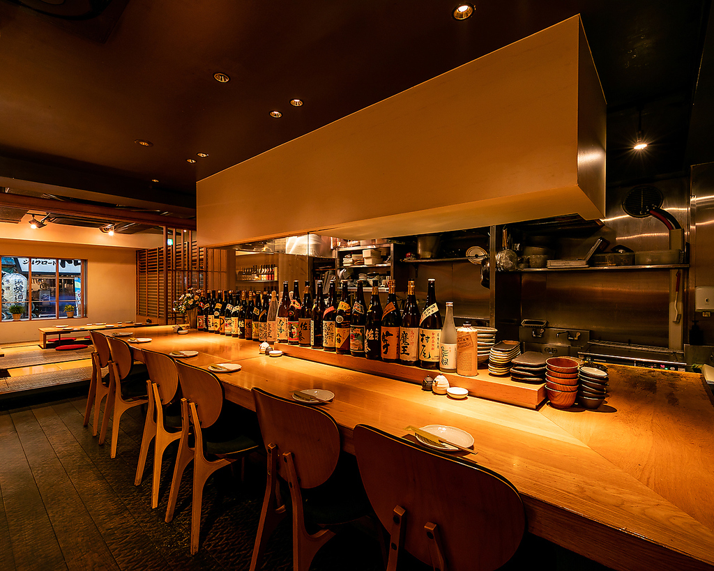 奥行き1mでゆったりと過ごせるカウンター席。デートや同僚とのサシ飲みに◎おひとり様も大歓迎！