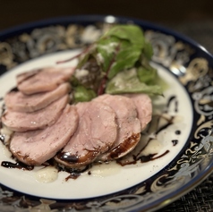 地鶏で包んだ鴨肉のロールハム