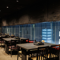 【チャージ料金：なし】テーブル席の4人席は、家族や友人と楽しいひとときを過ごすのに最適です◎広々としたスペースがあり、料理を囲んで自然と会話が弾みます。落ち着いた雰囲気の中で、みんなでワイワイと食事を楽しむことができ、特別な思い出を作ることができます☆