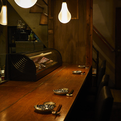 都会の喧噪を忘れさせる穏やかな空気。懐かしさと上品さを兼ね備えた空間。グループ利用はもちろん、ひとり時間にも心地よい空間です。