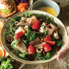 生ハムと旬果実のサラダ