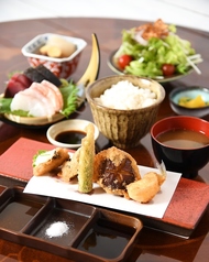 炊き立ての釜飯ランチや日替わりランチなど多数あり