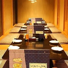 木の温もり溢れる和モダンな2階フロアは、17名様から最大25名様まで貸切可能です。全席ゆったりとくつろげる掘りごたつ個室を完備しており、人数に合わせて襖を外すことで一体感のある宴会空間に。会社宴会や親族の集まり、クラス会など、周りを気にせず語らいたい特別な一日に最適です。