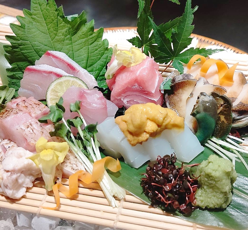 贅沢盛りの【特上刺盛】 新鮮な魚介をお刺身で！